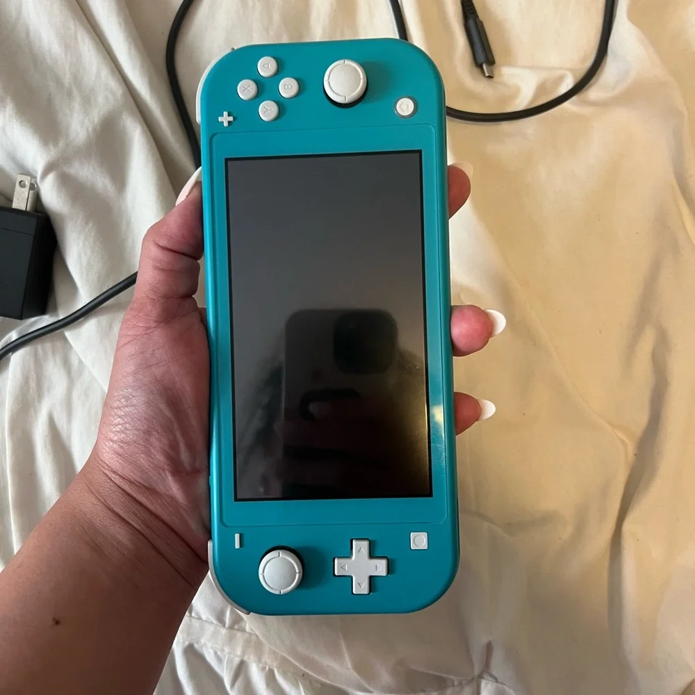 Nintendo Switch Lite + Animal Crossing - Picture 4 of 6